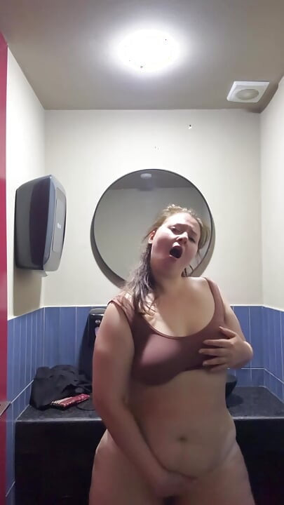 PAWGの公衆トイレマスターベーション
