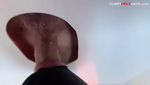Un curioso ragazzo etero esplode al gloryhole - così tanta sborra è folle