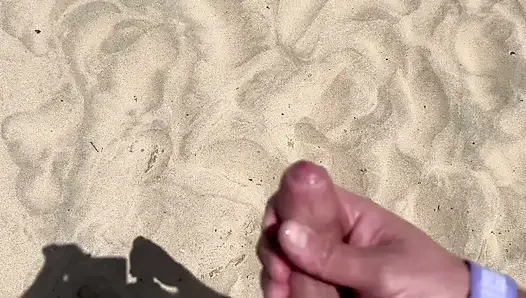 Nackte Strand-milf Hilft Einem Wichsenden Fremden - Auf Ihren Arsch Kommen