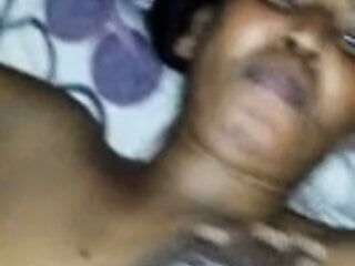Súdánský penis se dotýká jejího těla