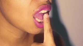 Sexy bocca ebano che patina con dell'uva