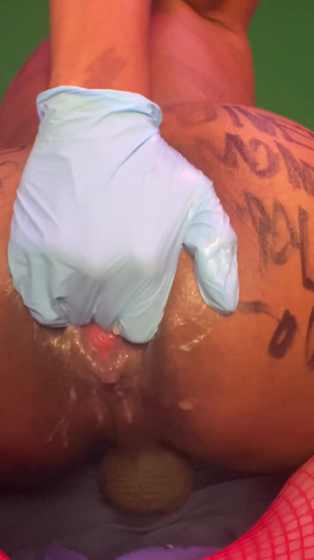 Snažan trenutak iz "Femboy Showing Massive Neuppy Prolapse Butthole"