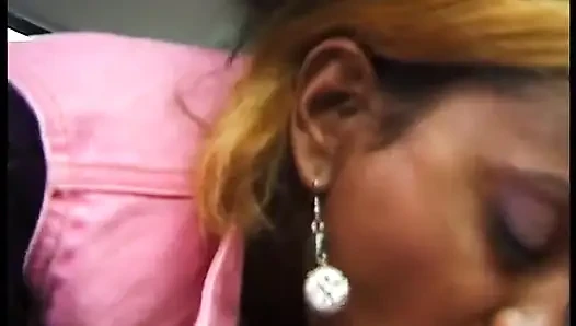 Siyah saçlı zenci bir sürücüye güzel bir sakso çekiyor