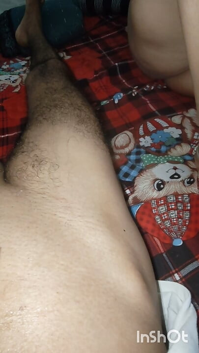 Une bhabhi sexy du village indien se fait sucer brutalement2
