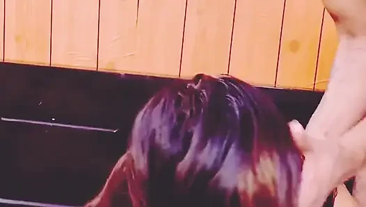 Aniket, Sanjana'yı yaşlı adamla sikiyor ve ona bir yarak verdi.