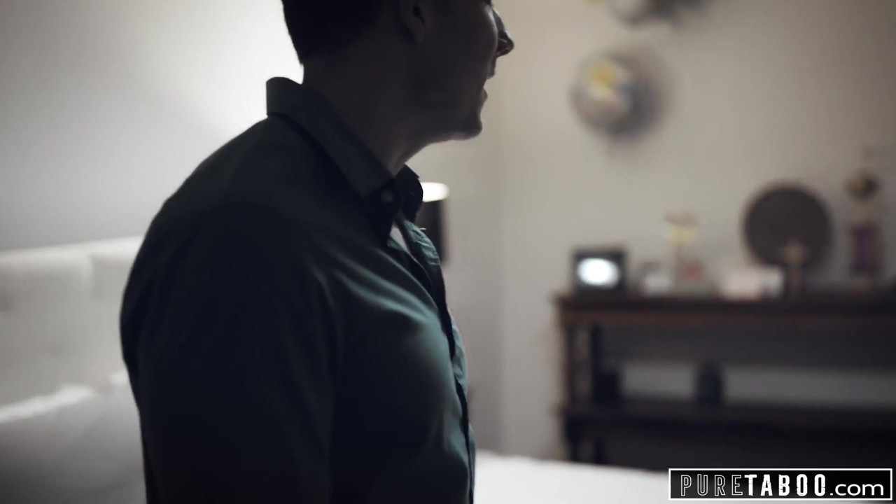 純粋なタブーの継母が義理息子を喜ばせる彼自身を助けた