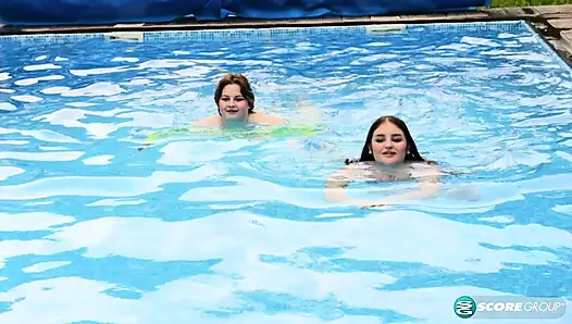 День у бассейна с крепко сложенными натуральными формами Mary Brown и Molly