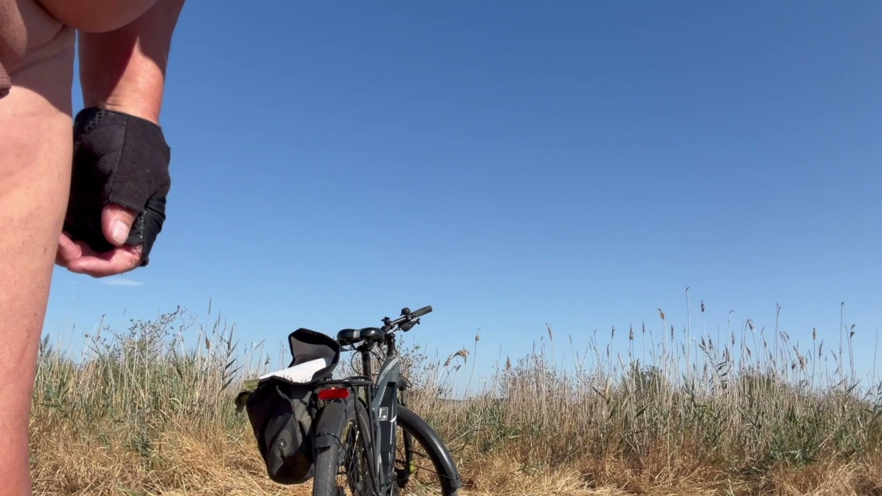By bike and plug at the lake