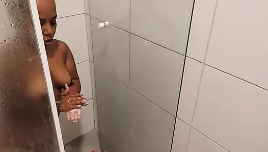 Baba Küçük Cüce ile Birlikte Banyo Yapıyor
