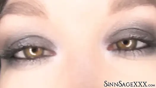 Sinn Sage подчеркивает красивые глаза Hazel крупным планом для просмотра камерой