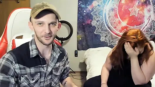 Animour külot dildo kutularını açıp mastürbasyon yapıyor