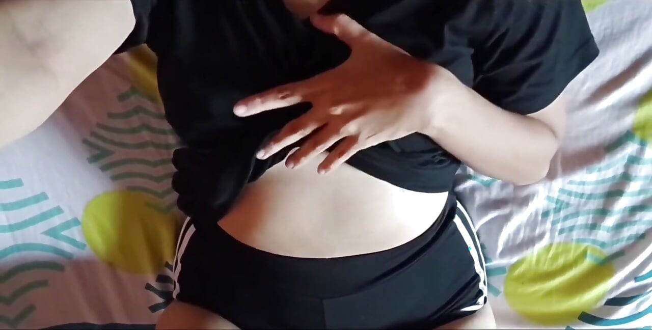 Sora vitregă de 18 ani futută în pijamale ei este tristă pentru că iubitul ei s-a despărțit cu frumoasa ei cur mare Por filmată acasă