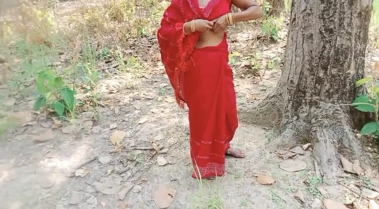 village bhabhi jungal me chudwane ke liye gayi