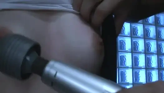 Bağlı Asyalı bebek para ödülü için emiyor ve sikişiyor