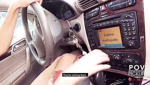 Немецкая крошка-блондинка ездит обнаженной по городу + публичный трах