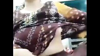 Moslim moeder vingert