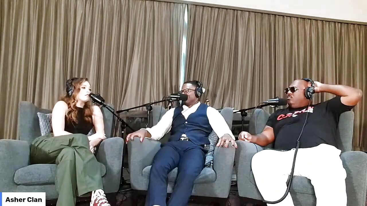 成人艺人与katie kush, jamie knox和mflourish Podcast asherclantv在沙发上交谈