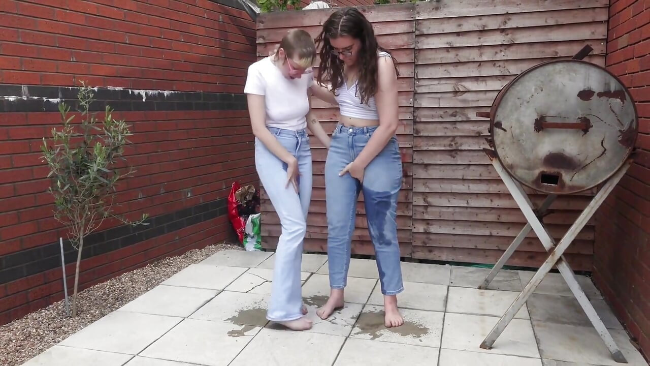 Lesbian Kissing & Jeans Wetting W Rosa & Carrie