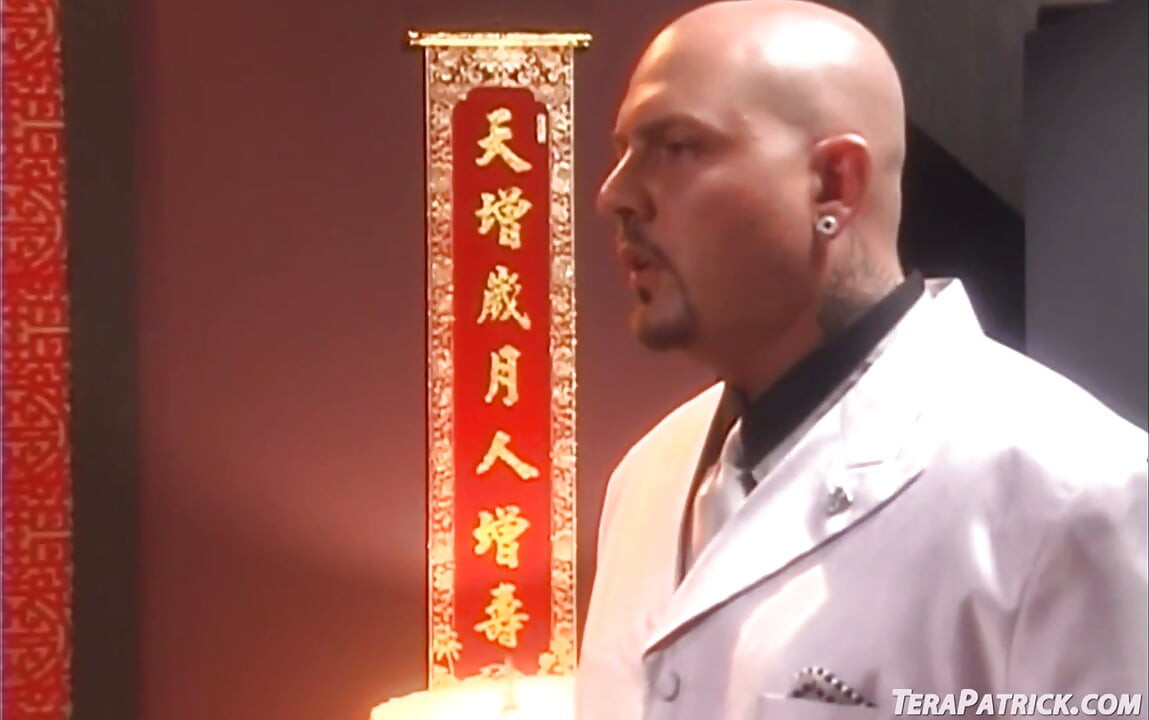 Tera Patrick grup sekste sert bir yarağa biniyor