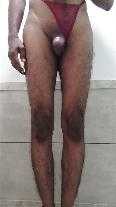 Jugando con la polla junto a las bragas tanga de mi hermanastra