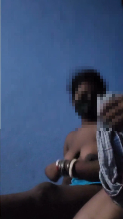 Mano grande metida en el concha de la bhabhi del pueblo, dedeadas fuertes en vivo | Clip 1