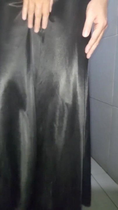 u satenskoj svilenoj haljini pjevačice | Isječak 1