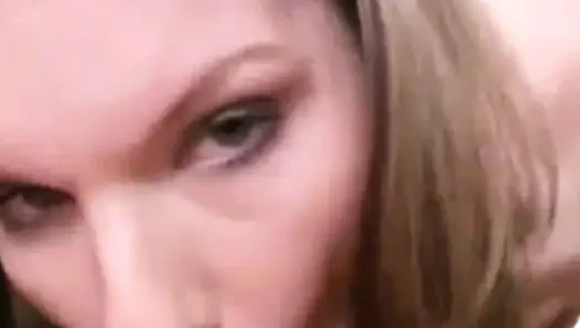 Devlyns show mit tiefen kehlen und fähigkeiten