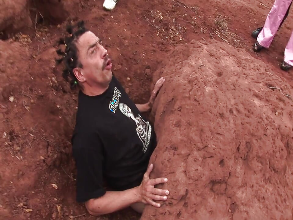 Người đẹp bị chôn vùi trong cát: Tình dục tôn sùng ngoài trời hoang dã