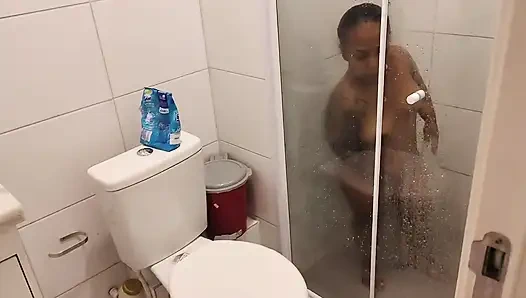 Папа принимает ванну вместе с маленьким гномом