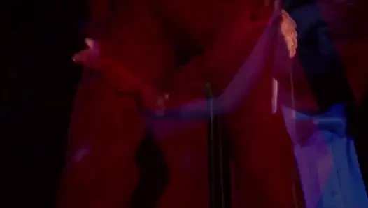 Penari striptis hot dengan toket besar muasin pelanggan dengan seks yang enak