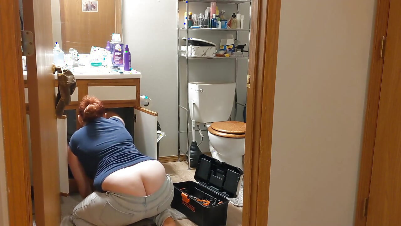 Female plumber's buttcrack