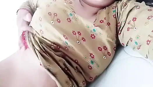 Красивая жена показывает свои сиськи, и ей нужен большой длинный член