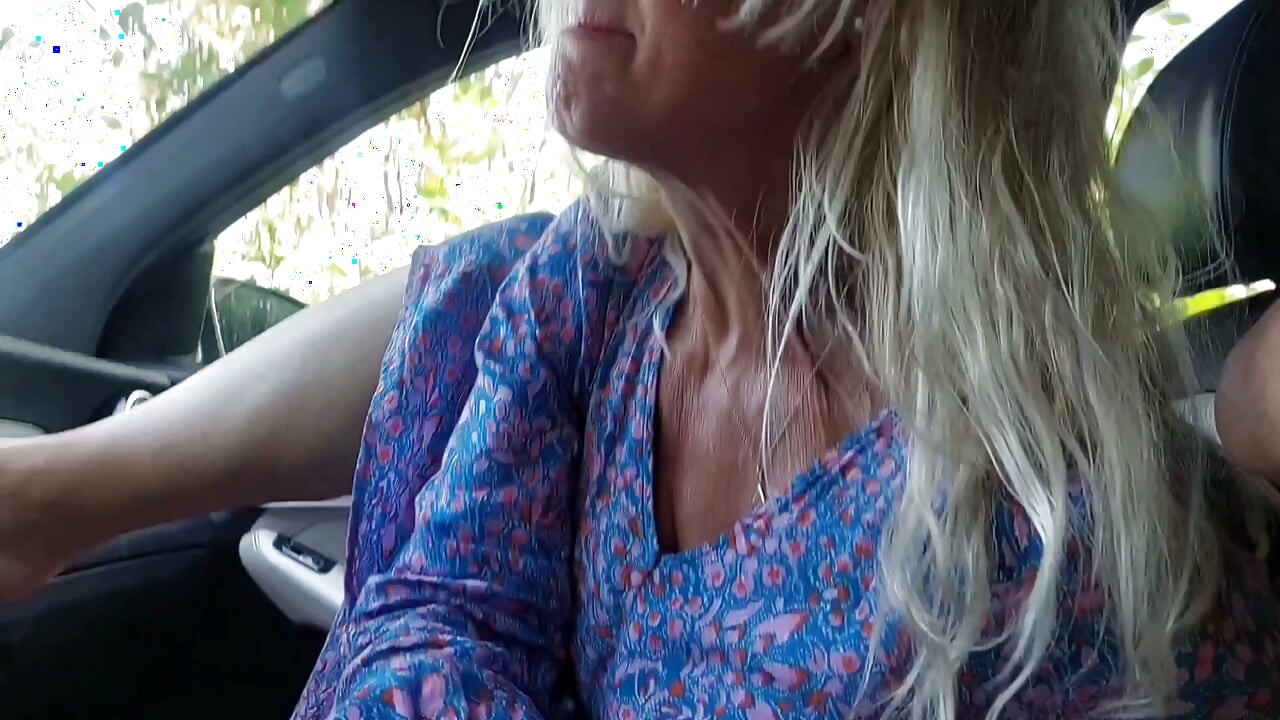Belle Femme Blonde Mature Apprécie Le Sexe En Habillement