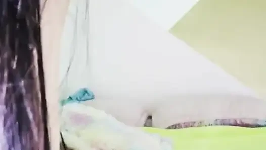 Vika lagi asik ficking memeknya sampai dicrot di dalam sampai banjir sperma