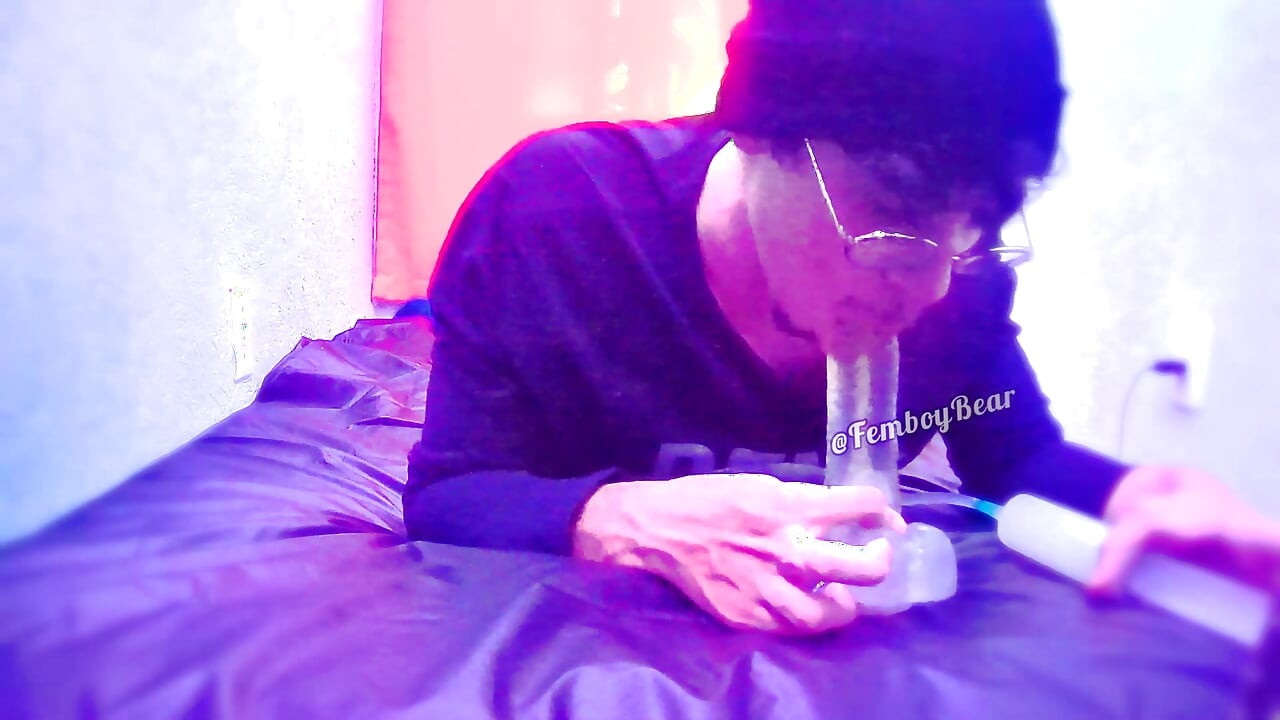 欲求不満な小さなフェムボーイが口いっぱいになるまでしゃぶる