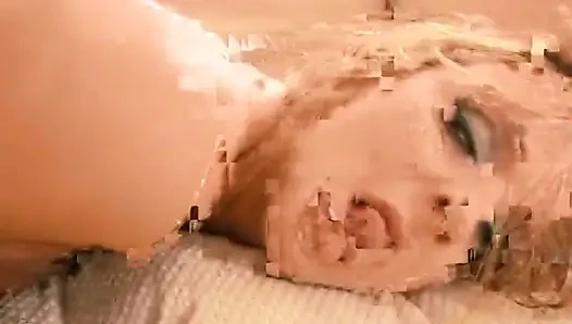 Azgın sarışın saksodan sonra kanepede güzel bir sert sikişin tadını çıkarıyor