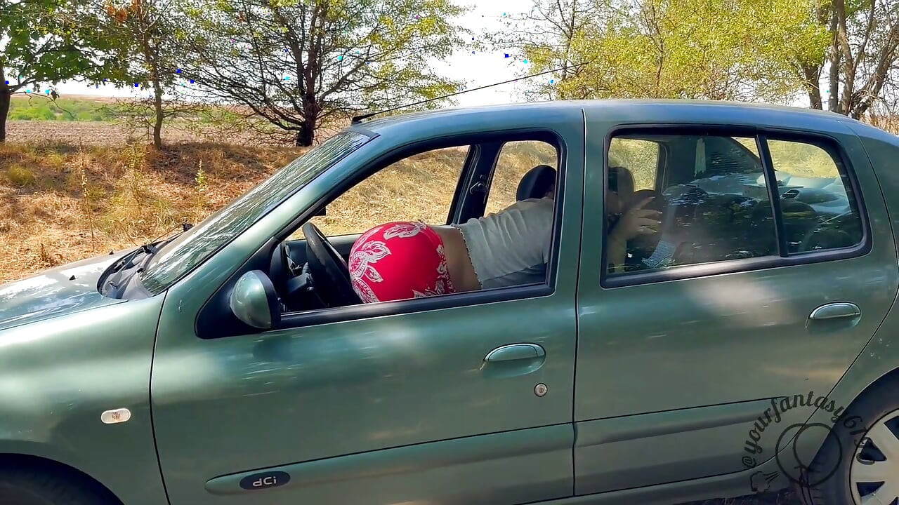 Perutku sakit banget gara-gara kentut di dalam mobil di lapangan