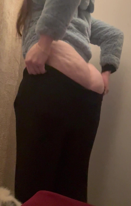 Τα νέα παντελόνια δεν ταίριαζαν. Αυτός είναι ο λόγος που δεν δουλεύω ποτέ μια κανονική δουλειά. Όλοι έχουν στολές που δεν είναι φτιαγμένες για στρογγυλά μποτάκια.