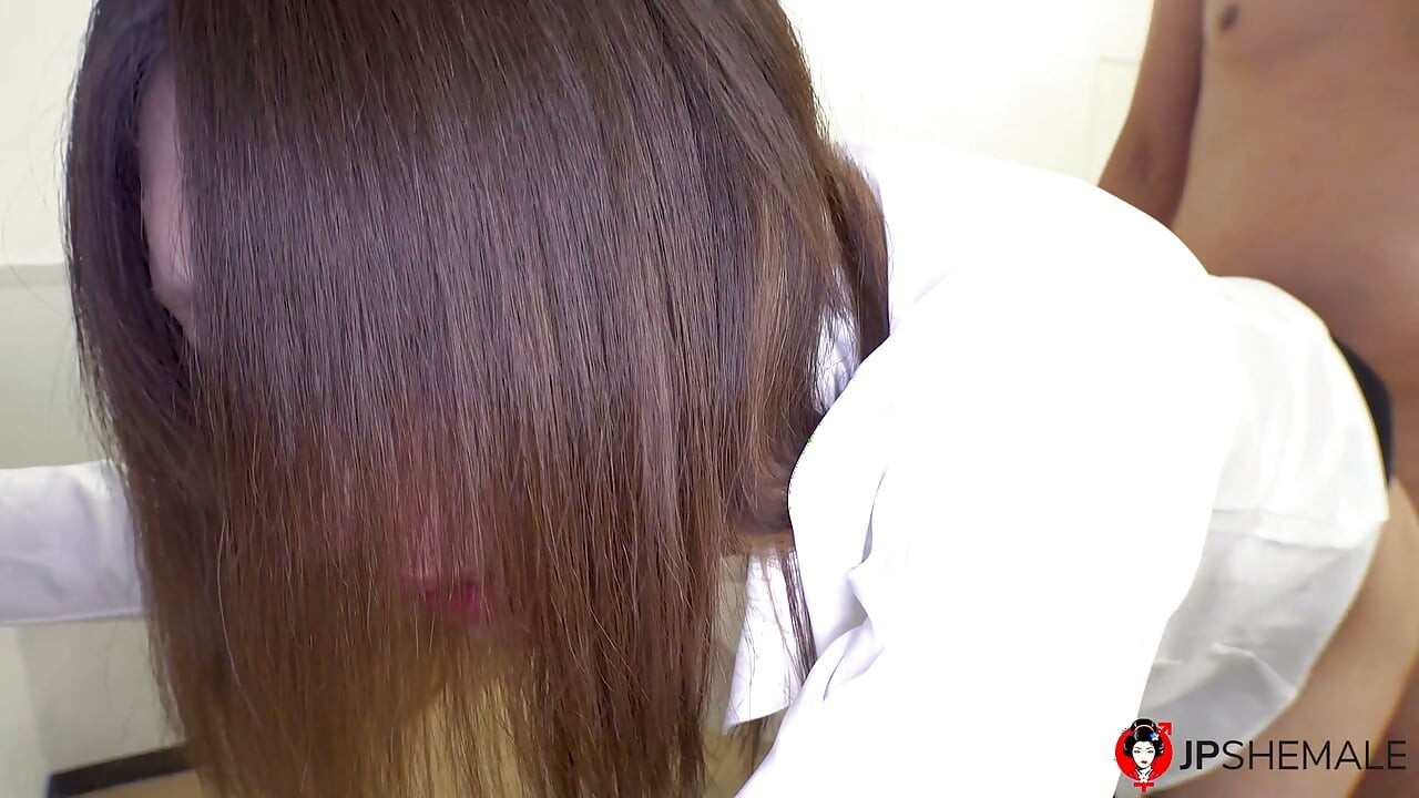 La profesora transexual japonesa Miku Ashida tuvo sexo intenso con un estudiante.