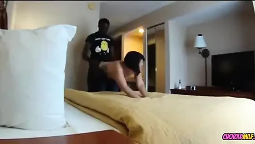 Tante seksi selingkuh sama pria lain atas ijin suami. Aku dan teman-temanku suka banget dientot habis-habisan sama besar