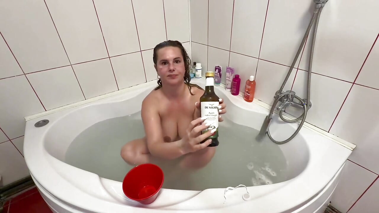 Задържане на дъха под вода, измиване на косата и изплакване с оцет
