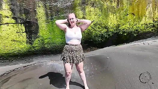 Shimmernder sand, ein atemberaubender Wasserfall und ein atemberaubender orgasmus!