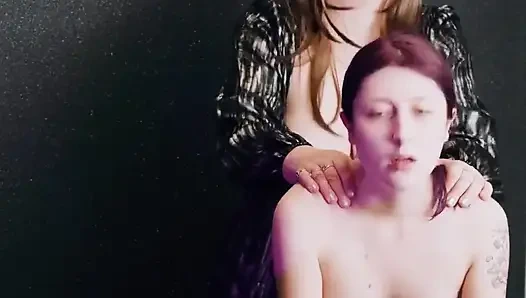 Reife stiefmutter und ihre nackte stieftochter - tiefer strap-on statt frühstück