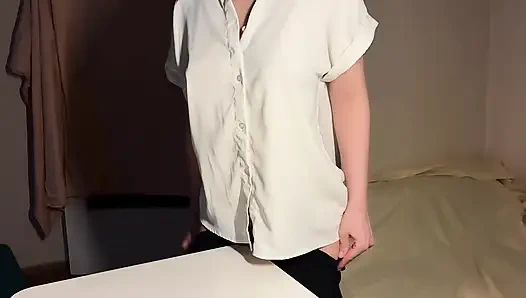 Gadis Perguruan Tinggi Fucks Meja Menggosok Meja