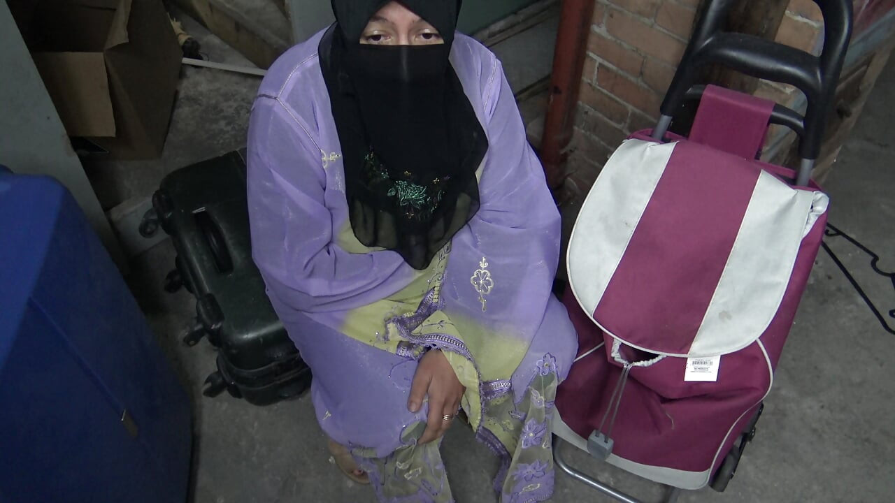 Syrian Refugee Caught And Fucked By German Man - BLASEND UND FICKEN