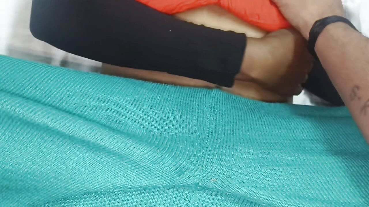 18+ Hintli desi kız otel odasında erkek arkadaşıyla seks yapıyor tam tatmin seks inleme videosu