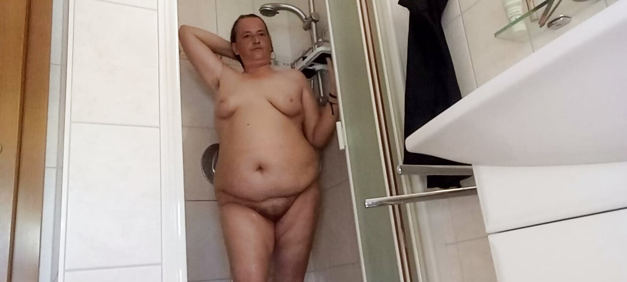Mijn potbuikvarken onder de douche