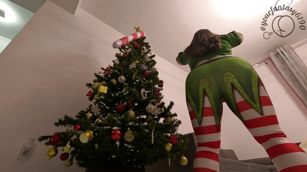 Peidando agachados em leggings de Natal