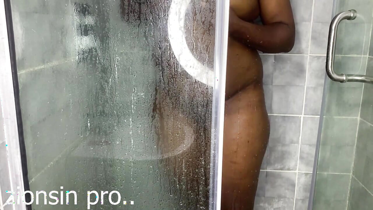 Jebanje u kupaonici pod tušem s kurvom s velikom guzicom