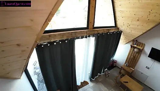 Der freche resort-gast bekommt ihren zimmerschlüssel mit muschi und mund